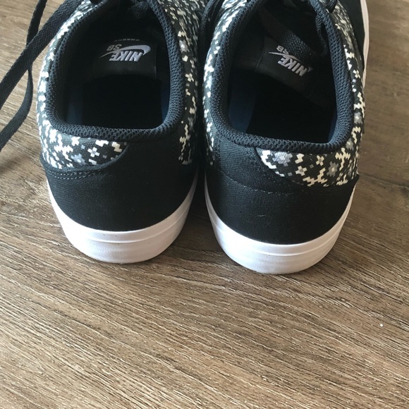 Size 10 Nike Charge Shoes - Picture 5 of 5